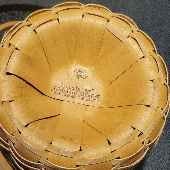 Longaberger small fruit basket - Picture 3 of 5